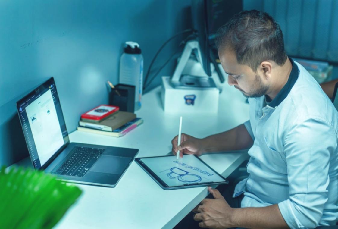 Sesión de formación con estudiantes trabajando en análisis financiero